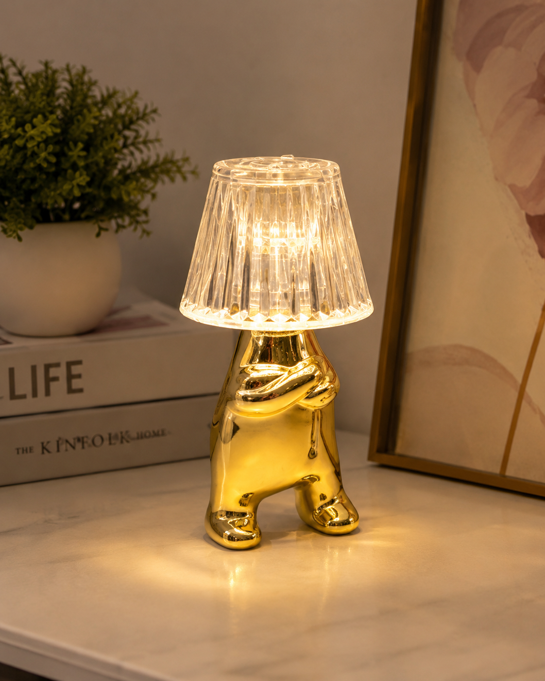 Kollarını Bağlamış Adam Figürlü Gold LED Abajur – Şeffaf Başlıklı Dekoratif Masa Lambası