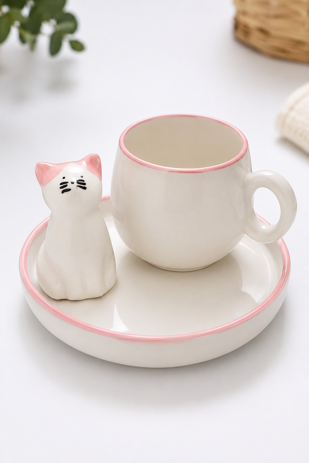 Kedi Figürlü Pembe Renk Seramik Espresso Fincanı ve Tabak Seti – Sevimli Tasarım Mini Kahve Fincanı