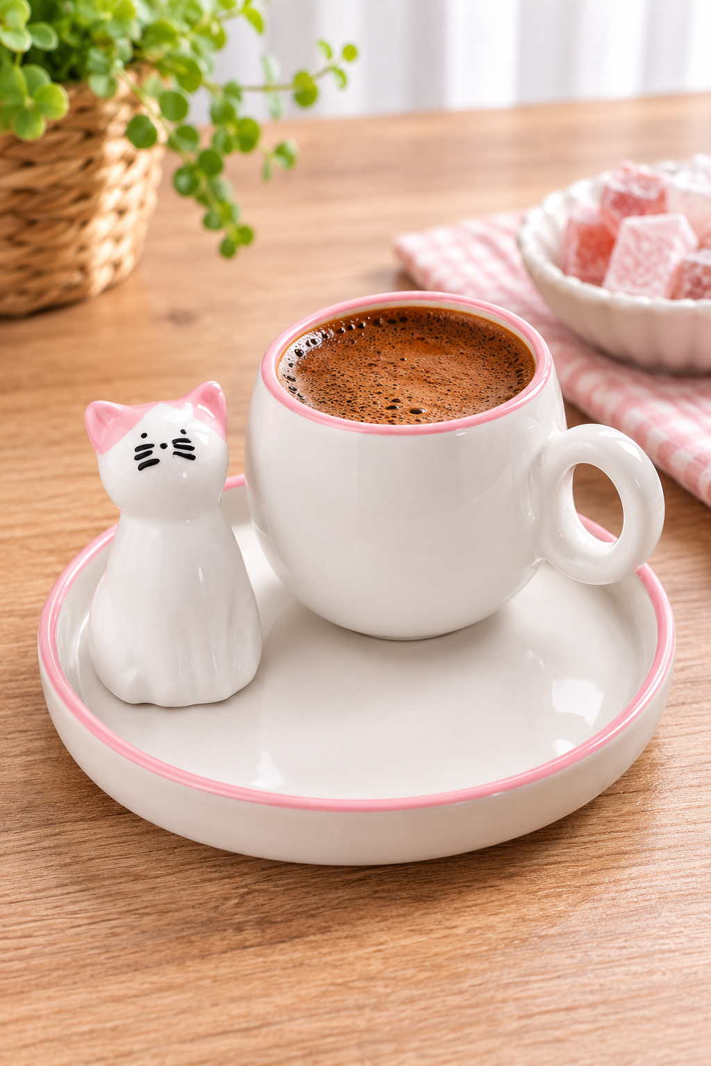 Kedi Figürlü Pembe Renk Seramik Espresso Fincanı ve Tabak Seti – Sevimli Tasarım Mini Kahve Fincanı