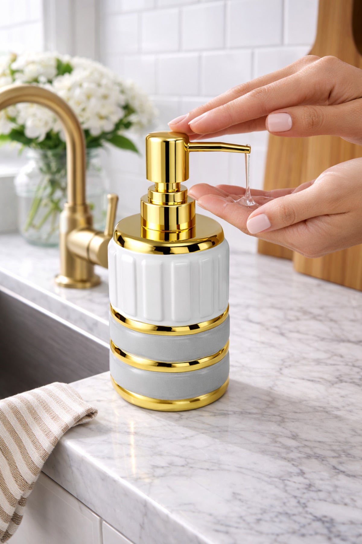 ELEGANCE Gold Detaylı Beyaz Porselen Sıvı Sabunluk – Evye Üstü Banyo Kullanımına Uygun Lüks Tasarım