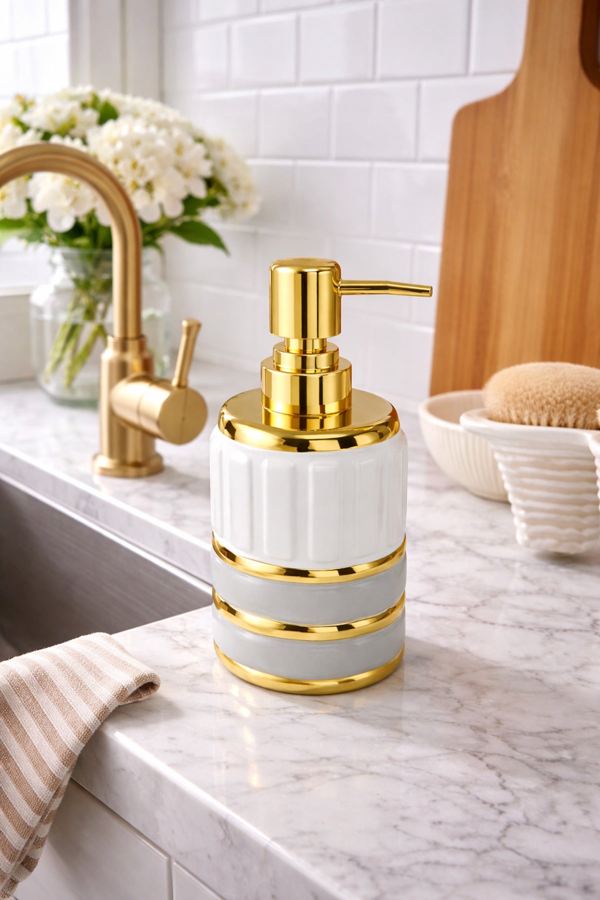 ELEGANCE Gold Detaylı Beyaz Porselen Sıvı Sabunluk – Evye Üstü Banyo Kullanımına Uygun Lüks Tasarım