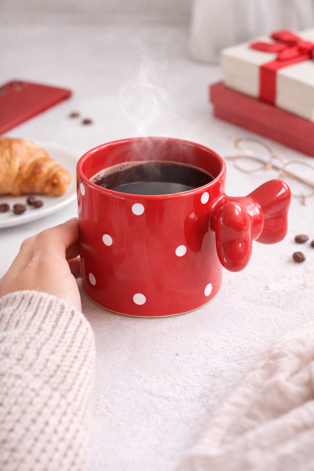 Fiyonklu Kırmızı  Puantiyeli Seramik Kahve Kupası – 3D Kulplu Tasarım Mug Bardak