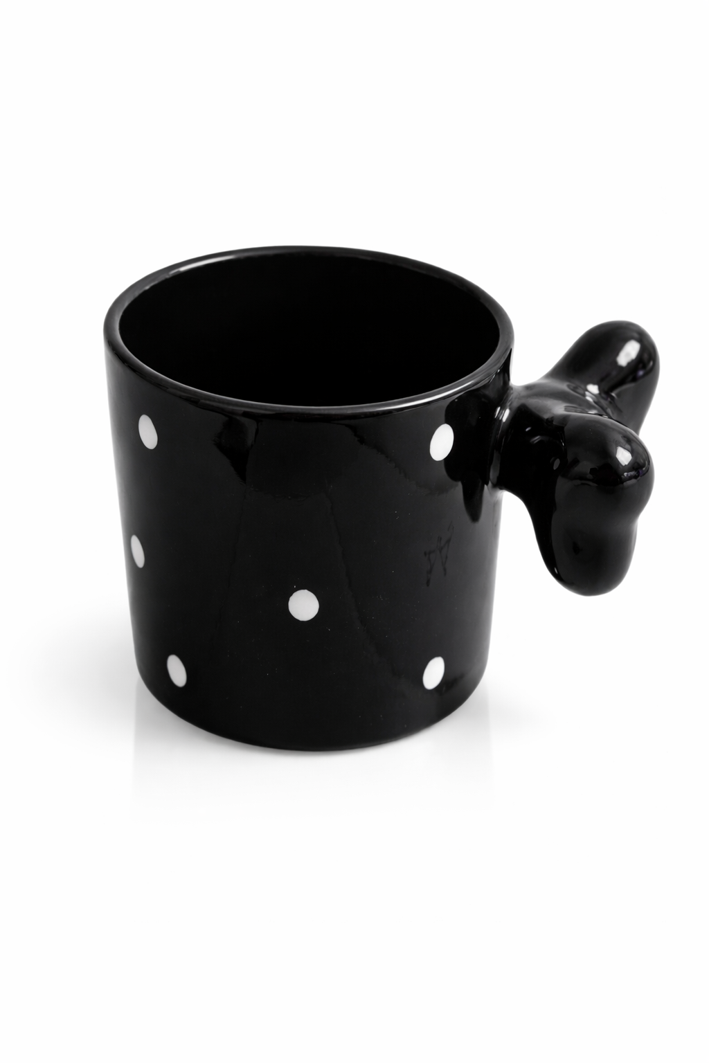 Fiyonklu Siyah Puantiyeli Seramik Kahve Kupası – 3D Kulplu Tasarım Mug Bardak