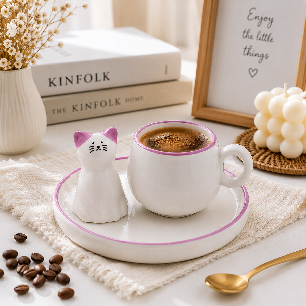 Kedi Figürlü Lila Renk Seramik Espresso Fincanı ve Tabak Seti – Sevimli Tasarım Mini Kahve Fincanı
