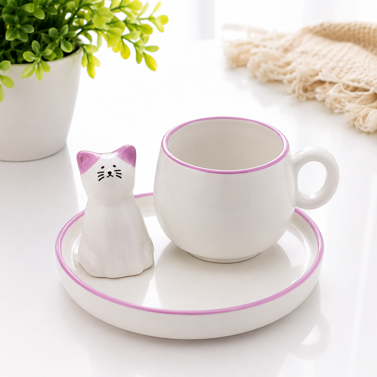 Kedi Figürlü Lila Renk Seramik Espresso Fincanı ve Tabak Seti – Sevimli Tasarım Mini Kahve Fincanı