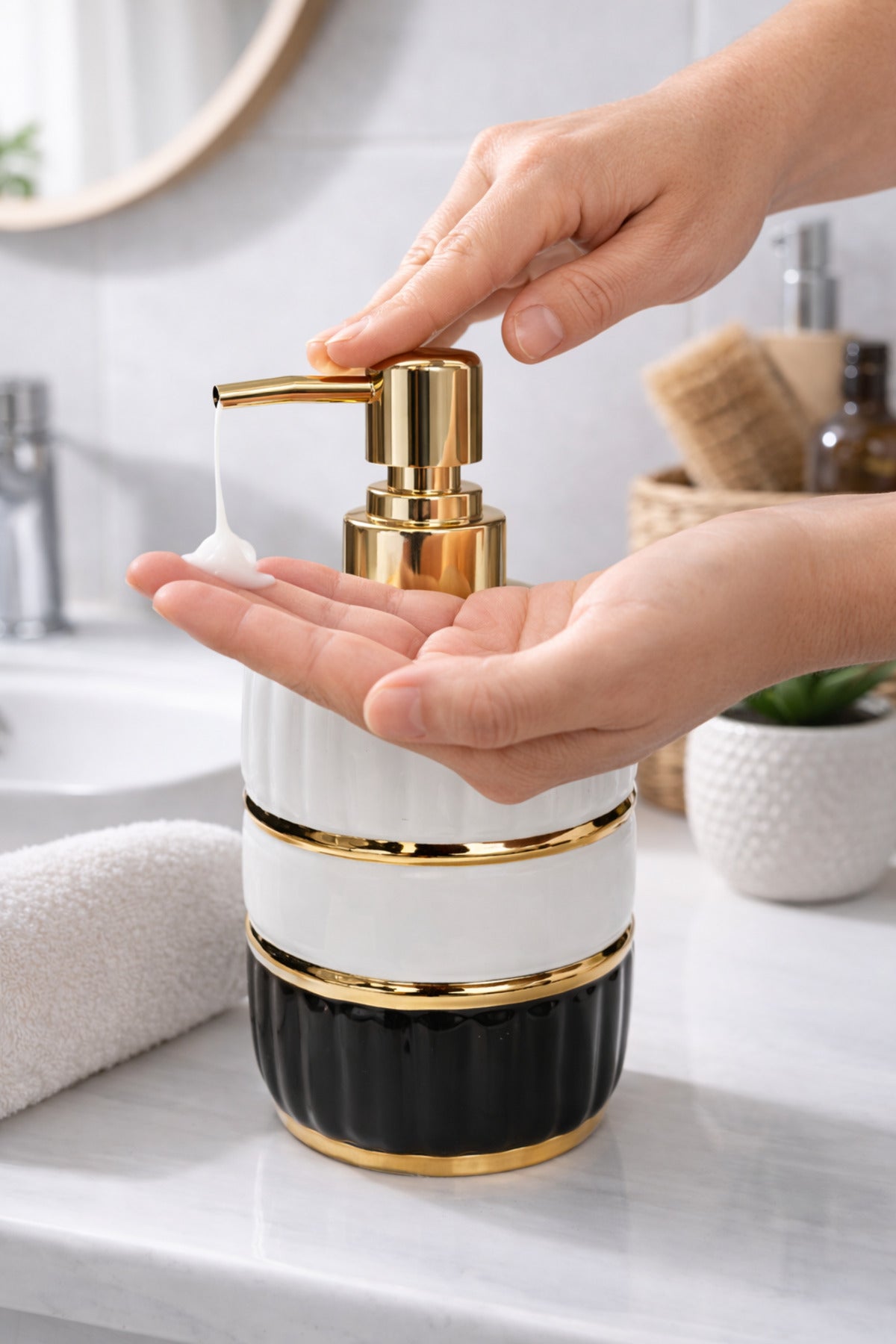 LİNEA Gold Detaylı Porselen Sıvı Sabunluk | Banyo & Lavabo İçin Şık ve Dayanıklı