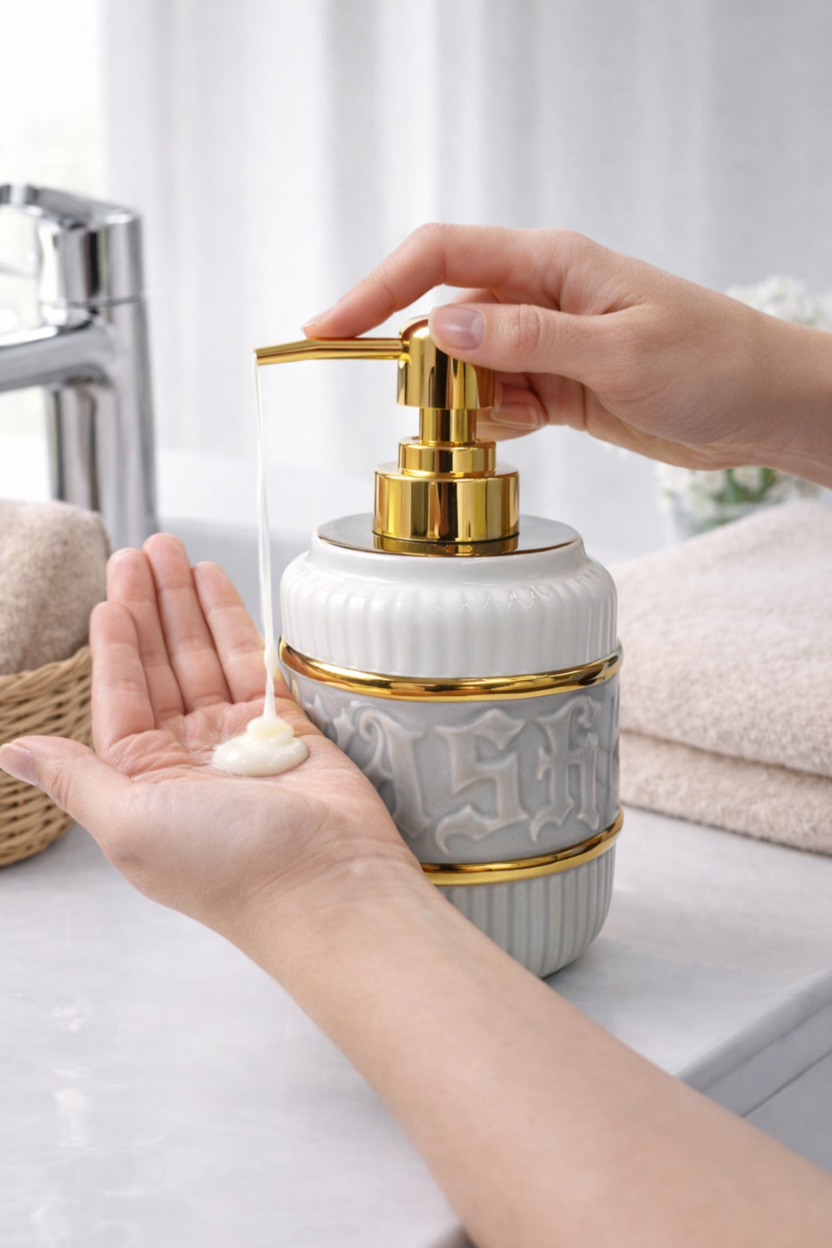 LUXURY Gold Detaylı Beyaz Porselen Sıvı Sabunluk – Gold Başlıklı Banyo & Lavabo Sabunluk